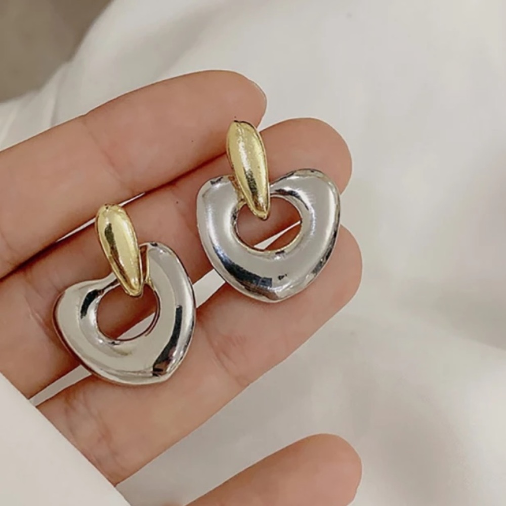 🤍Insta minimalist heart shape earrings - Picture 6 of 6